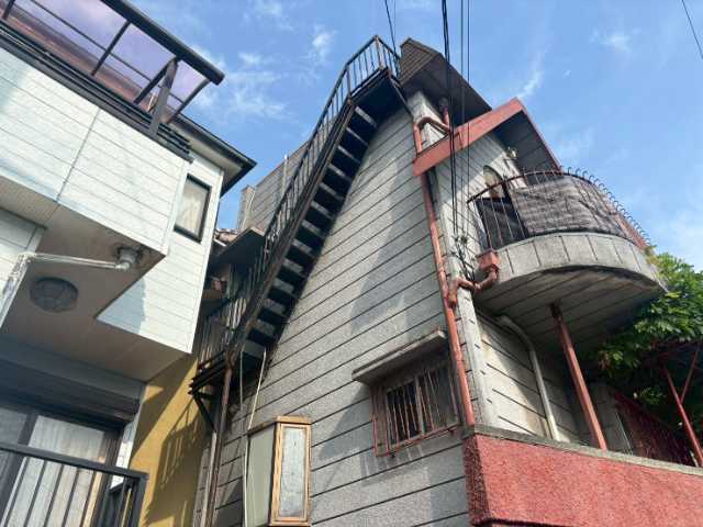 外部鉄骨階段の全景